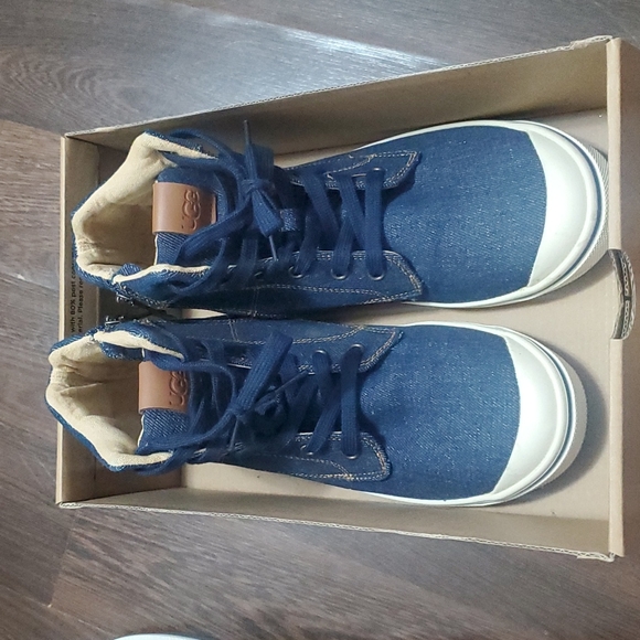 UGG Shoes for Kids - Picture 2 of 6